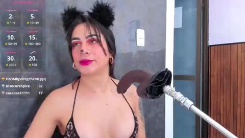 Snapshot of violett_collins_ chatting on 10/19/25, 06:36 Violett online show from 10/19/25, 06:36