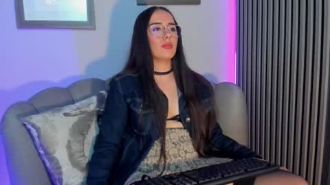 Snapshot of violett_gray chatting on 11/30/25, 10:03 VIOLETT online show from 11/30/25, 10:03