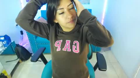 Snapshot of violetta_m_ chatting on 02/04/25, 12:11 Violeta online show from 02/04/25, 12:11