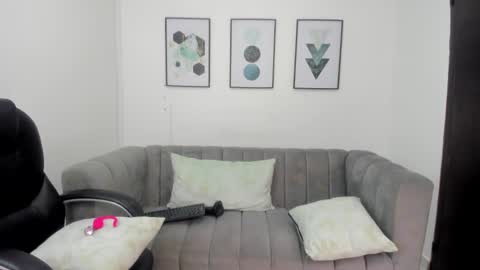 Snapshot of violettasweet_ chatting on 10/17/25, 02:19 Violetta online show from 10/17/25, 02:19