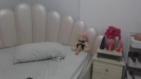 violetxia_ online show from 05/20/26, 05:02
