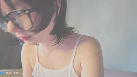 Snapshot of virgiin_lily chatting on 09/11/25, 05:40  Lily  online show from 09/11/25, 05:40