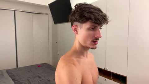 Snapshot of vitoraugustoxxx chatting on 12/17/25, 10:05 vitoraugustoxxx online show from 12/17/25, 10:05