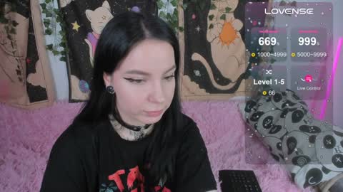 Snapshot of vivi__squirrel chatting on 12/03/24, 12:27 Vivi online show from 12/03/24, 12:27