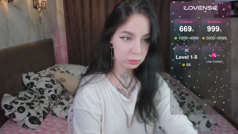 Snapshot of vivi__squirrel chatting on 01/25/25, 11:23 Vivi online show from 01/25/25, 11:23