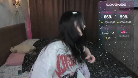 Snapshot of vivi__squirrel chatting on 02/10/25, 03:03 Vivi online show from 02/10/25, 03:03