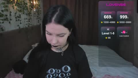 Snapshot of vivi__squirrel chatting on 02/20/25, 02:51 Vivi online show from 02/20/25, 02:51