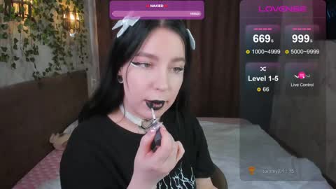 Snapshot of vivi__squirrel chatting on 02/21/25, 06:40 Vivi online show from 02/21/25, 06:40