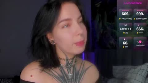 Snapshot of vivi__squirrel chatting on 09/09/25, 01:27 Vivi online show from 09/09/25, 01:27