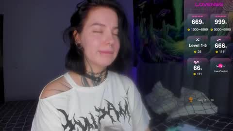 Snapshot of vivi__squirrel chatting on 09/10/25, 01:16 Vivi online show from 09/10/25, 01:16