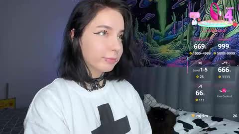 Snapshot of vivi__squirrel chatting on 10/03/25, 12:46 Vivi online show from 10/03/25, 12:46