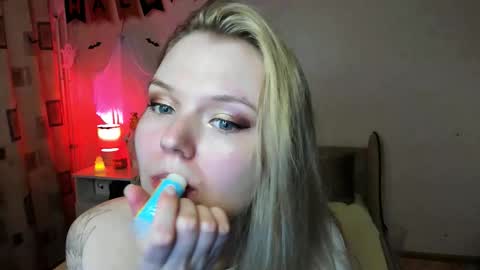 Snapshot of vivian_alison chatting on 10/27/25, 06:45 vivian_alison online show from 10/27/25, 06:45