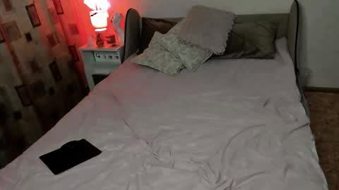 Snapshot of vivian_alison chatting on 10/31/25, 09:05 vivian_alison online show from 10/31/25, 09:05