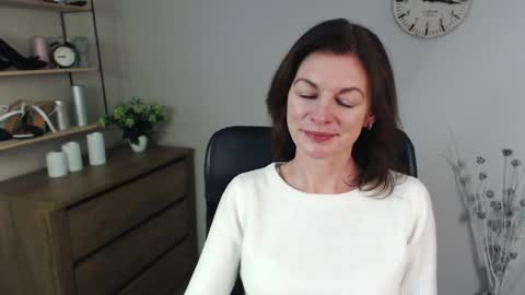 Vivian online show from 12/16/24, 06:43