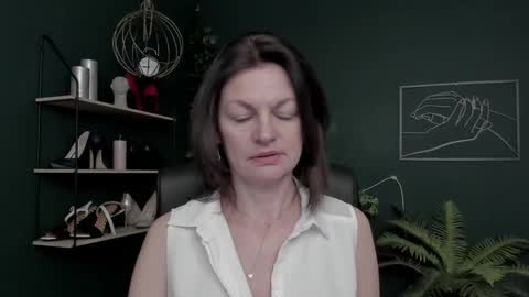 Vivian online show from 12/17/25, 08:20