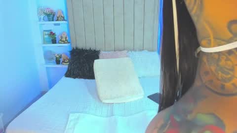 Snapshot of vivian_monroe chatting on 01/06/25, 03:19 Vivian Monroe online show from 01/06/25, 03:19