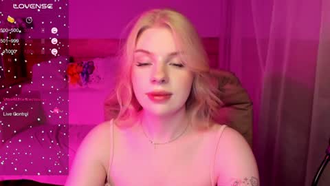 Snapshot of vivian_page chatting on 12/05/24, 12:00 Aurora online show from 12/05/24, 12:00