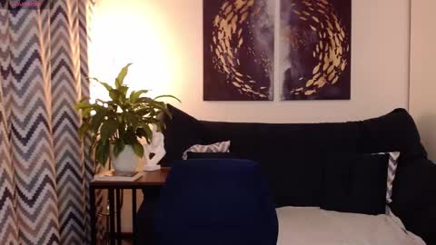 Vivian online show from 11/11/25, 05:57