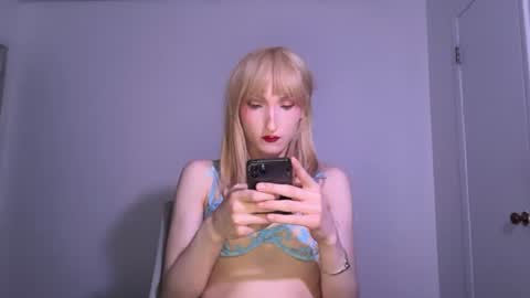 Snapshot of vivianlayxxx chatting on 06/17/26, 12:46 vivian layy online show from 06/17/26, 12:46