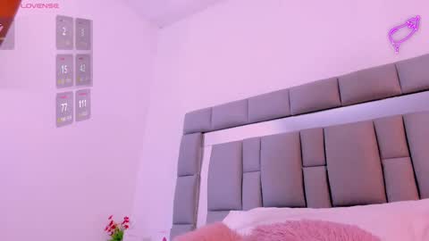 Snapshot of vivianne_scott chatting on 09/19/25, 12:06 Vivi online show from 09/19/25, 12:06