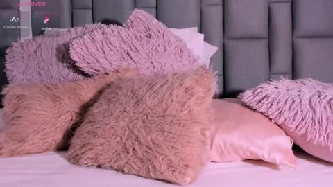 Snapshot of vivianne_scott chatting on 10/06/25, 12:13 Vivi online show from 10/06/25, 12:13