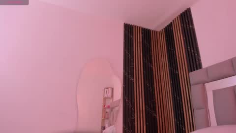 Snapshot of vivianne_scott chatting on 10/16/25, 12:28 Vivi online show from 10/16/25, 12:28