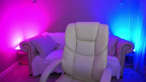 Snapshot of vivianned chatting on 11/02/25, 08:33 Vivien online show from 11/02/25, 08:33