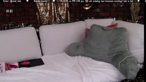 Snapshot of vivid_whit chatting on 01/07/25, 04:18 Whitney online show from 01/07/25, 04:18