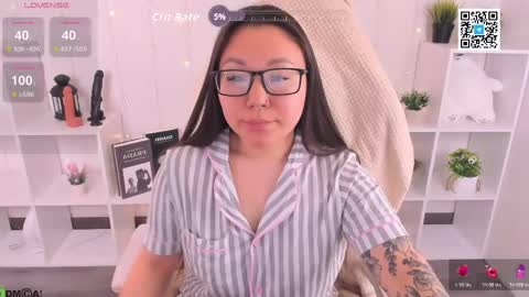 Snapshot of vivien_montclair chatting on 04/28/26, 02:27 Vivien online show from 04/28/26, 02:27
