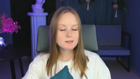 Vivien online show from 12/18/24, 07:30