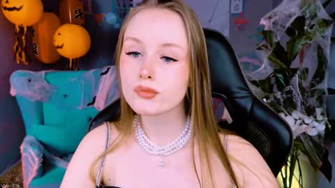 Vivien online show from 10/18/25, 09:21