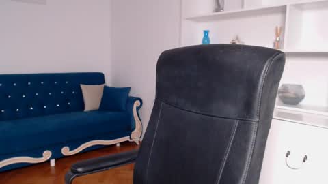 Vivienne online show from 03/01/25, 09:59