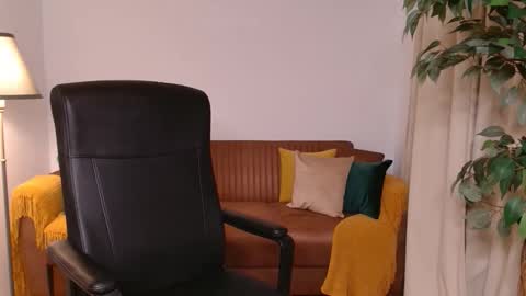 Vivienne online show from 10/15/25, 04:18