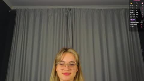 Snapshot of vivyboo111 chatting on 10/26/25, 08:37 vivyboo111 online show from 10/26/25, 08:37