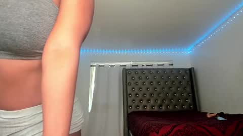 Snapshot of vixen_sasha chatting on 12/17/25, 04:46 Sasha Malone online show from 12/17/25, 04:46