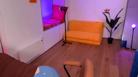 Polly  Online mostly at 9pm-2am UK Time online show from 02/08/25, 06:55