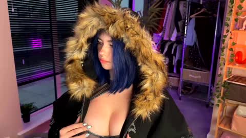 Polly  Online mostly at 9pm-2am UK Time online show from 10/19/25, 04:18