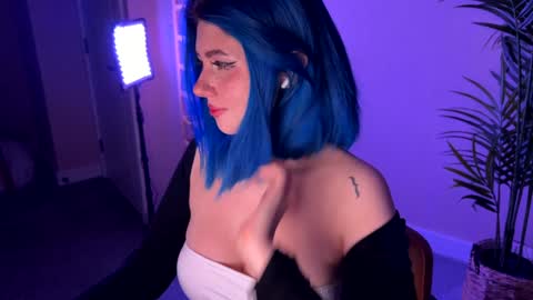 Polly  Online mostly at 9pm-2am UK Time online show from 12/18/25, 07:53