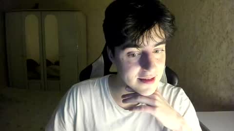 Snapshot of vlad1605 chatting on 10/28/25, 04:20 Martin online show from 10/28/25, 04:20