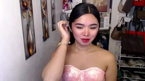 Snapshot of voganmarie chatting on 07/13/26, 06:05 voganmarie online show from 07/13/26, 06:05