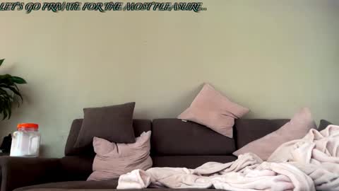 Snapshot of voilet22 chatting on 12/17/25, 06:58 Voiletxx online show from 12/17/25, 06:58