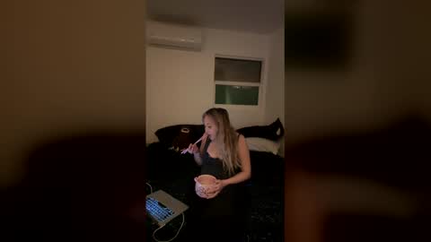 Snapshot of vonbombon chatting on 12/15/25, 02:05 vonbombon online show from 12/15/25, 02:05