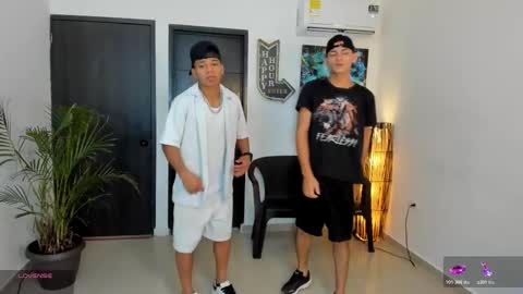 Snapshot of voyeurism_guys chatting on 11/09/25, 10:41 voyeurism_guys online show from 11/09/25, 10:41