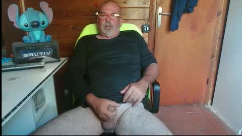 Snapshot of vuda77 chatting on 10/26/25, 01:28 oscar online show from 10/26/25, 01:28