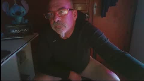 Snapshot of vuda77 chatting on 11/17/25, 08:03 oscar online show from 11/17/25, 08:03