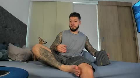 vyxen_ online show from 04/22/26, 08:21