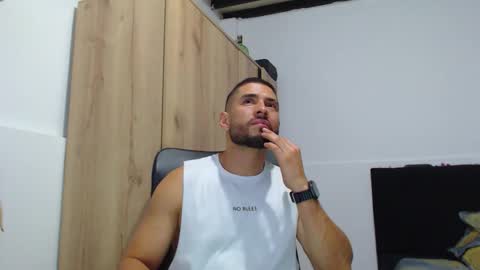 Snapshot of walter_brownn01 chatting on 11/04/25, 11:04 WALTER BROWN online show from 11/04/25, 11:04