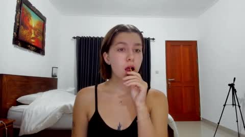 Snapshot of warm_june chatting on 02/11/25, 09:25 June online show from 02/11/25, 09:25