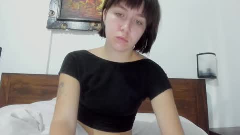 Snapshot of warm_june chatting on 02/25/25, 10:39 June online show from 02/25/25, 10:39