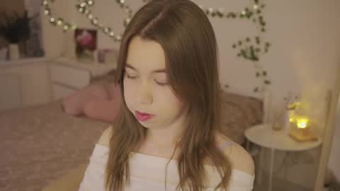 Snapshot of watermelon_sugar_ chatting on 03/06/26, 04:14 Tess Pls support me with Can we reach 155 my favorite number online show from 03/06/26, 04:14